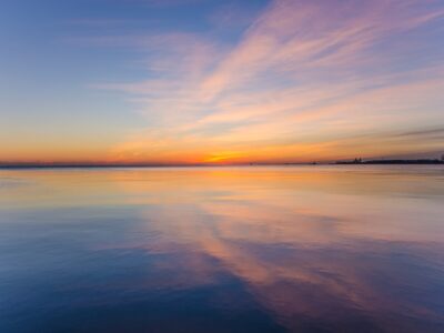 Photo Solo traveler at sunset