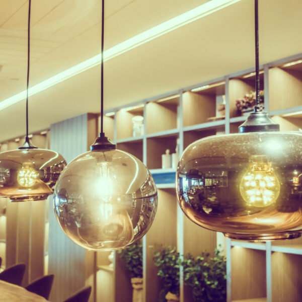Retro sau futurist? De ce lustrele vintage cu LED revin în forță în 2025?