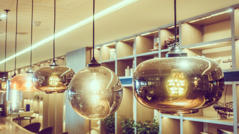 Retro sau futurist? De ce lustrele vintage cu LED revin în forță în 2025?