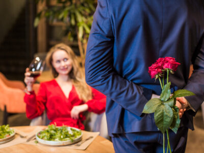 Ce haine sunt potrivite pentru o ieșire la cină romantică?