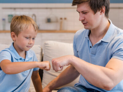 Cum îți ajuți copilul introvertit să se simtă confortabil la cantină?