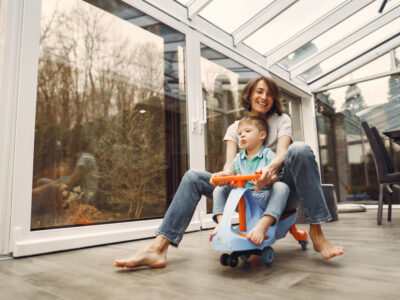 Policarbonat compact sau PVC transparent pentru terasa închisă: care păstrează mai bine căldura iarna?