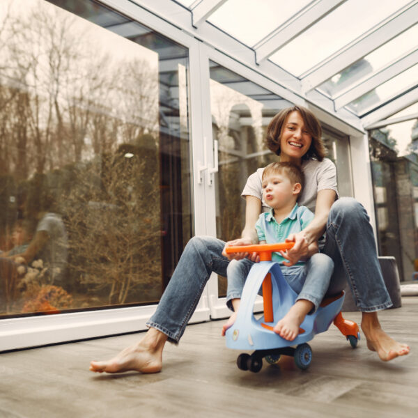 Policarbonat compact sau PVC transparent pentru terasa închisă: care păstrează mai bine căldura iarna?