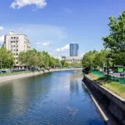 Canalul Dâmbovița din centrul Bucureștiului, cu clădiri istorice și panoramă urbană