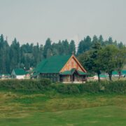 Golf cu apă turcoaz și case albe pe țărm, pe o insulă grecească, într-o zi senină de vară
