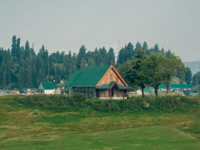 Golf cu apă turcoaz și case albe pe țărm, pe o insulă grecească, într-o zi senină de vară