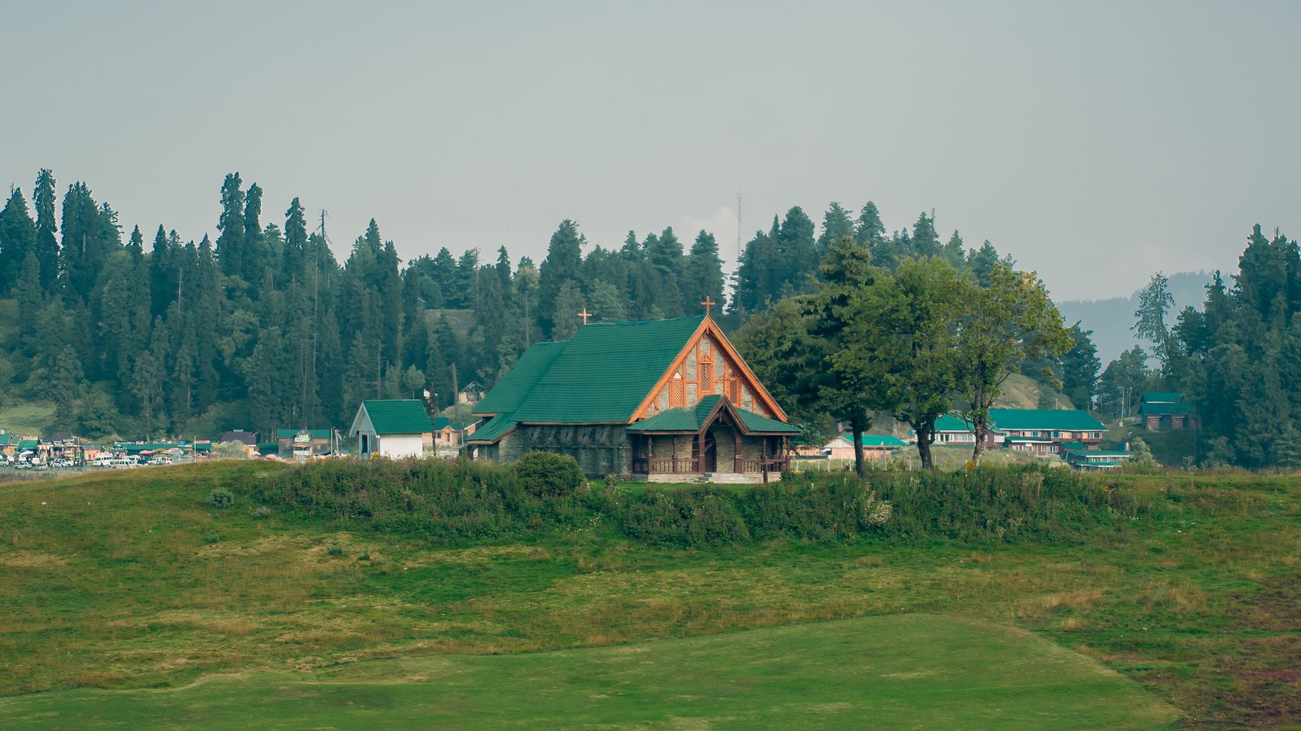 Golf cu apă turcoaz și case albe pe țărm, pe o insulă grecească, într-o zi senină de vară