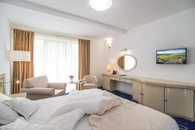 Cazare de 4 stele în 14 vile, chiar în resort