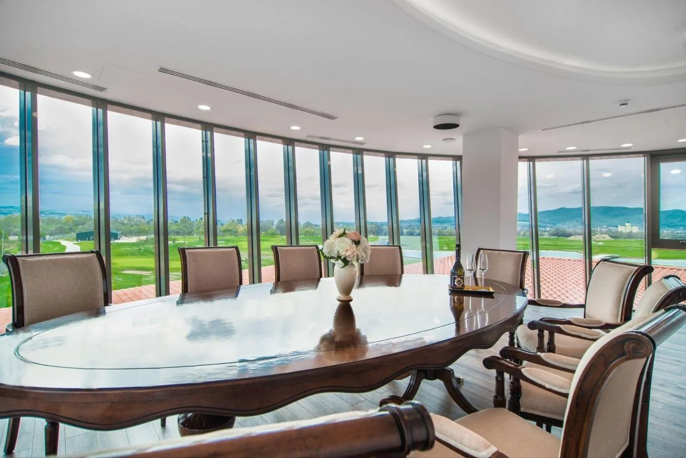 Sală de conferințe complet echipată sau salon privat pentru întâlniri restrânse