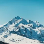 Photo mountain tourism guide